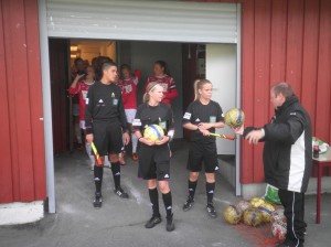 Katrine (i midten) er rykket op, så den står på 3F liga fra efteråret.