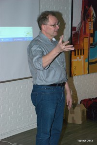 Jan Carlsen igang med at forklare, som nu han gør bedst. Foto: Tom K.