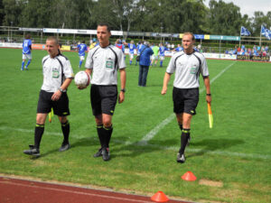 Billede fra Caspers 2. divisions debut. "Det var en meget fin kamp. Her var Jan Carlsen udvikler og han gik tilfreds der fra med hvad han så. Udeholdet var dog ikke tilfredse. Der blev dømt straffespark efter 1 minut og en udvisning i det 46. minut, begge mod udeholdet. Derudover var der 1111 tilskuere i Sundby. Det var en fed kamp med dejligt vejr."