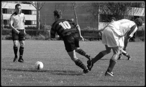 Billedet er fra Casper andet år som dommer i en kamp mellem Rikken FC og Hellas. "Jeg havde hørt så meget om Rikken, men de var enormt søde og sjove."