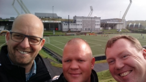 Vores kolleger med Færøernes nationalstadion i baggrunden