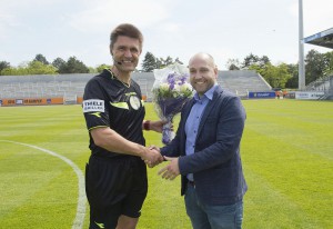 Lars får blomster af Dennis Poulsen fra Lyngby Boldklub
