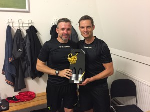 Superligadommer Anders Poulsen overrækker jubilæumsrødvin til Henrik Sønderby 