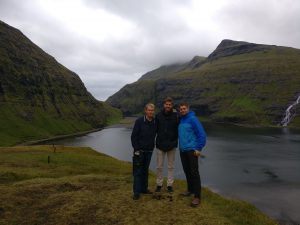 3 flotte fyre omringet af den flotte natur